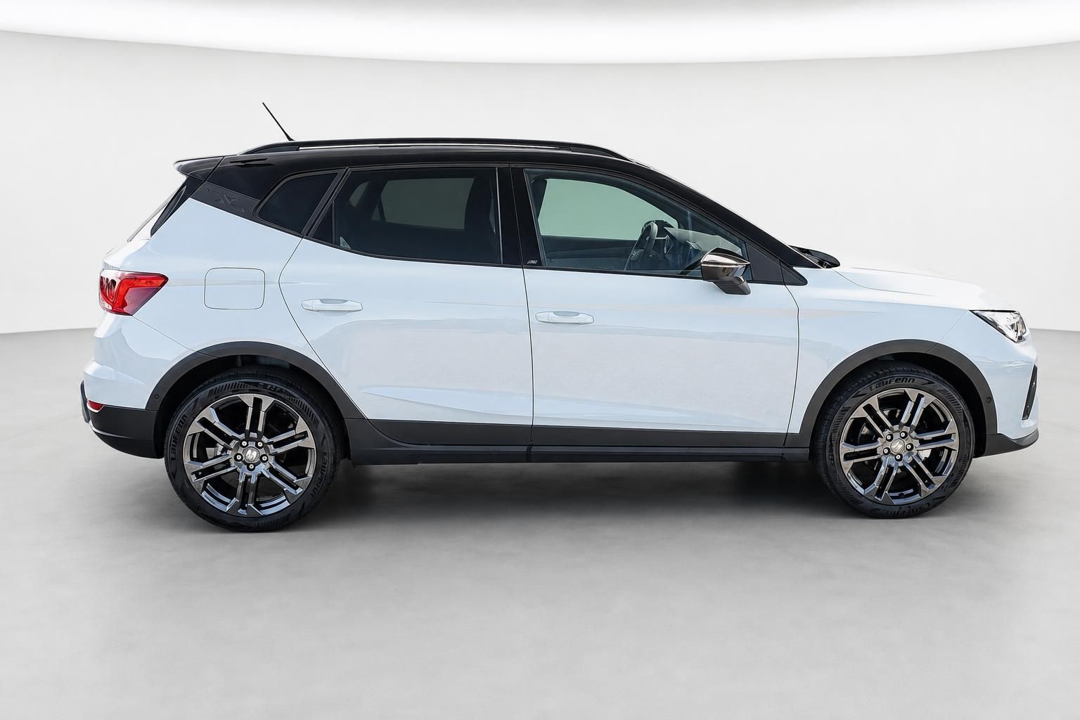 SEAT Arona FR weiß Seitenansicht Studioaufnahme