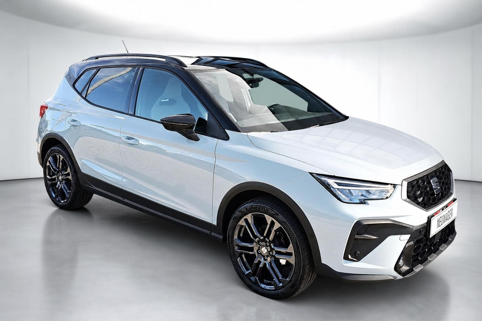 SEAT Arona FR weiß Frontansicht schräg Studiofoto