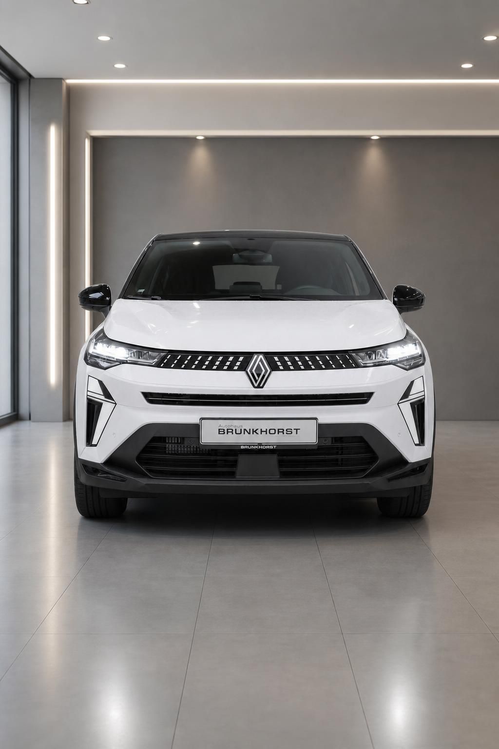 Renault Elektrofahrzeug weiß mit schwarzem Dach Frontansicht - moderner E-PKW im Autohaus