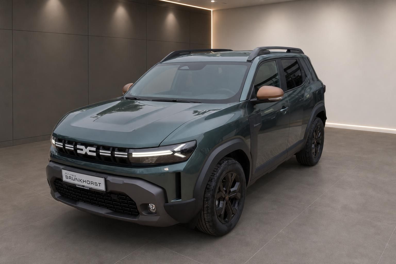 Dacia Duster in Gruen Seitenansicht schraeg vorne im Showroom