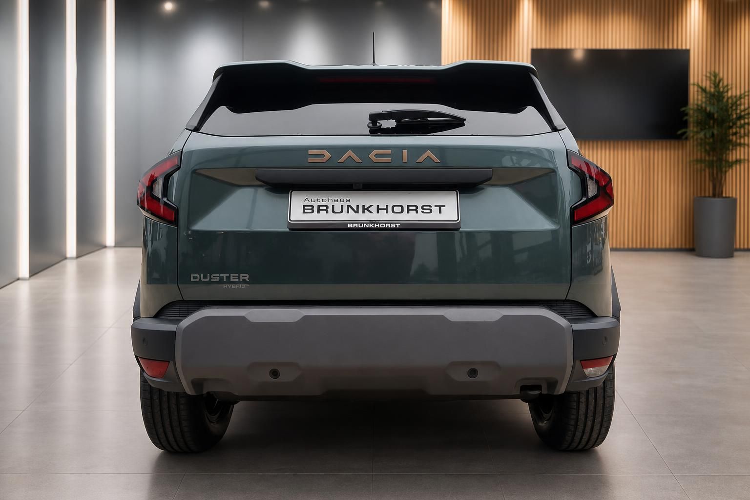 Dacia Duster Hybrid Heckansicht mit markantem Design im Autohaus