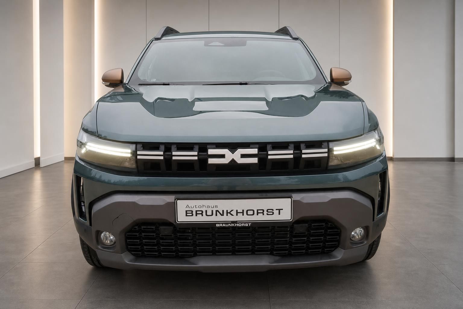 Dacia Duster Frontansicht mit LED-Scheinwerfern in der Ausstellung