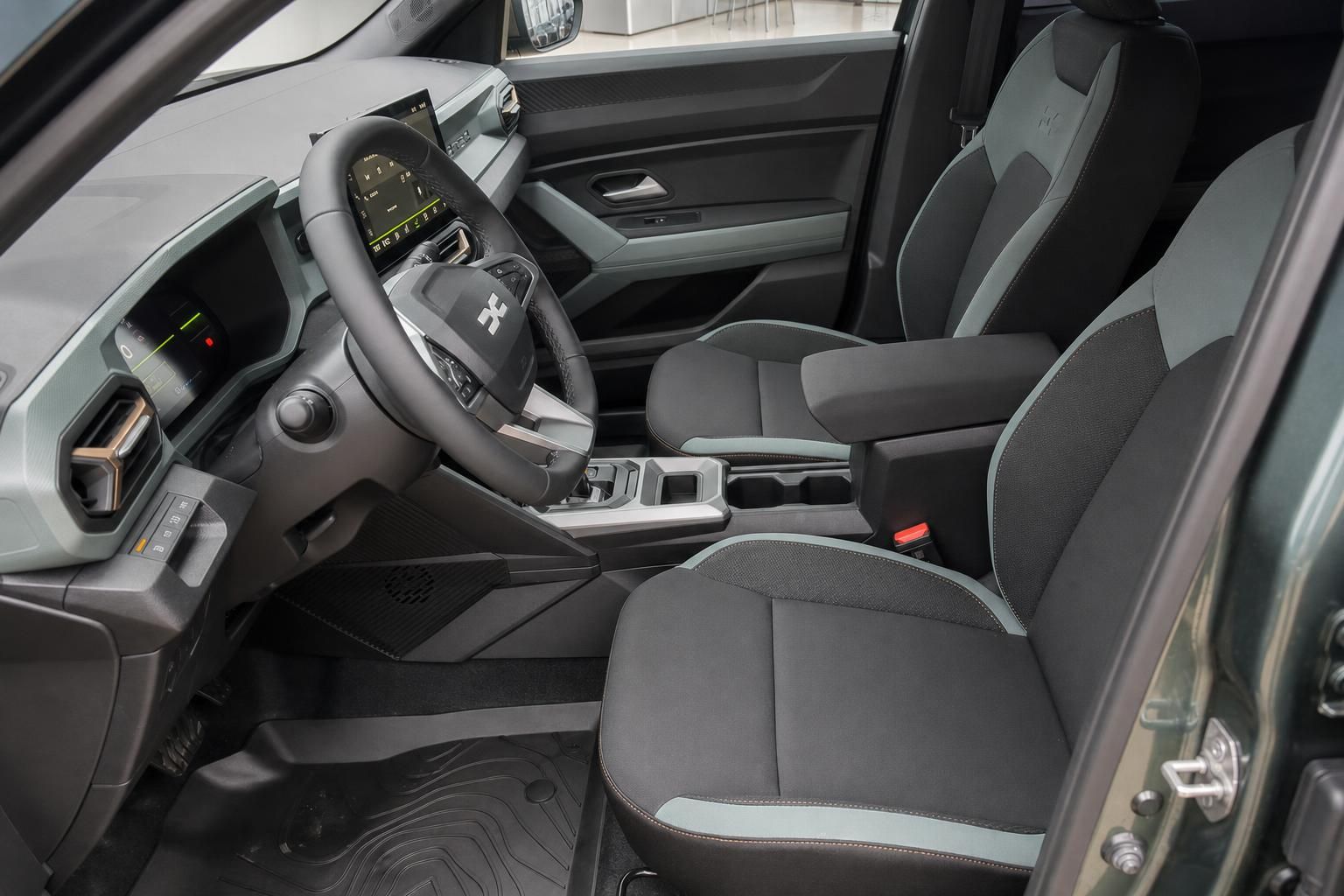 Dacia Duster Innenraum mit Sportsitzen und Cockpit im Detail
