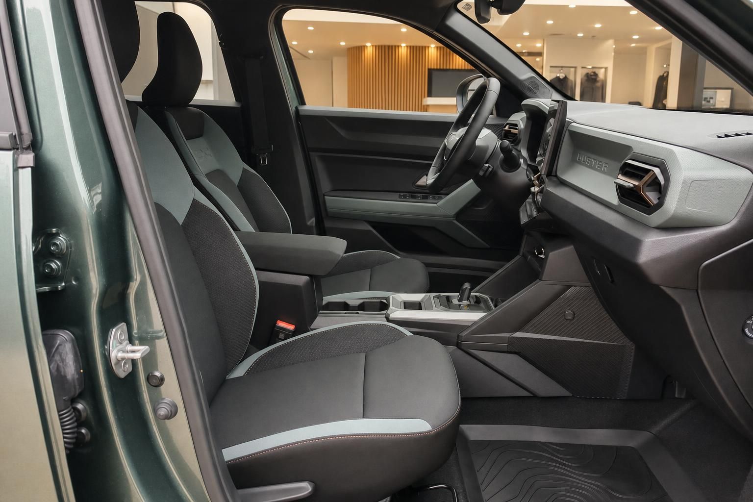 Dacia Duster Innenraum mit Vordersitzen und Cockpit im Detail