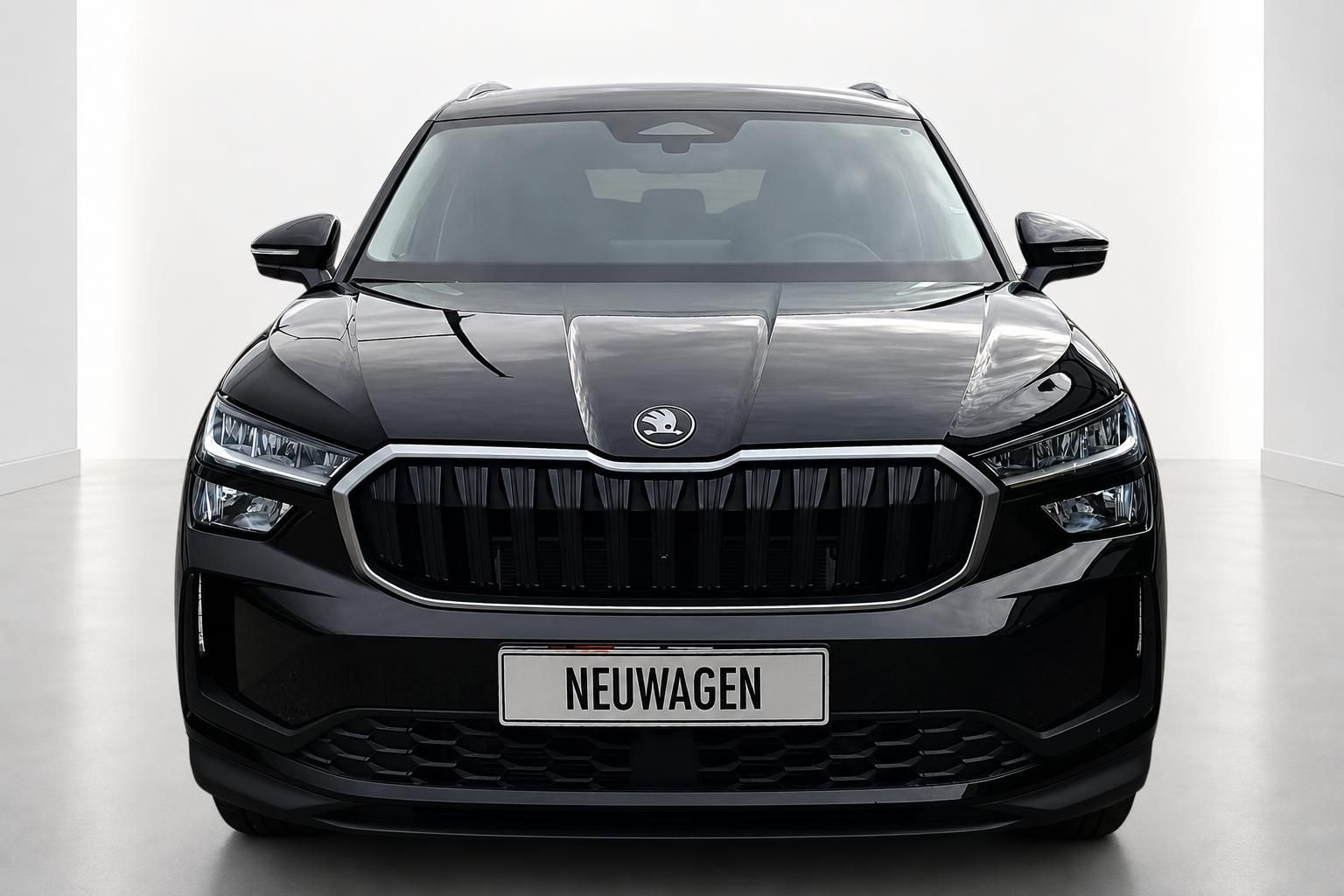 Skoda SUV in Schwarz, Frontansicht mit Kühlergrill und Kennzeichenhalter Neuwagen