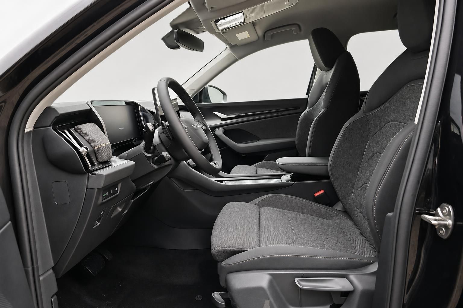 Skoda Innenraum mit schwarzen Sportsitzen und Cockpit, Blick durch Fahrertür