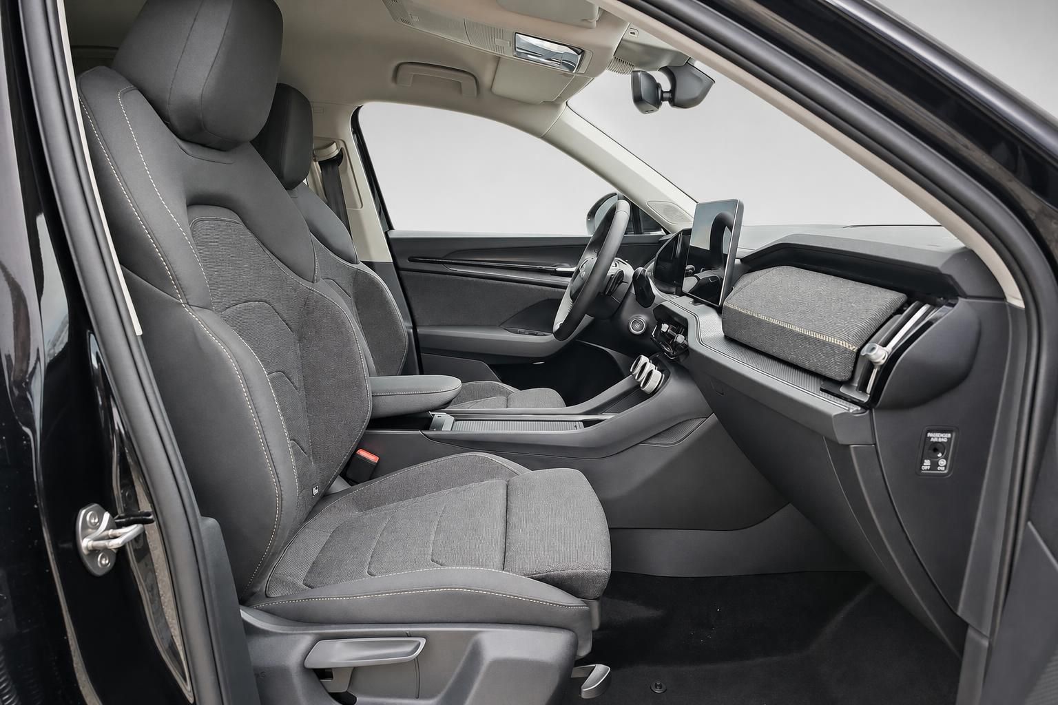 Skoda Innenraum Vordersitze grau mit Blick auf Lenkrad und Cockpit-Display