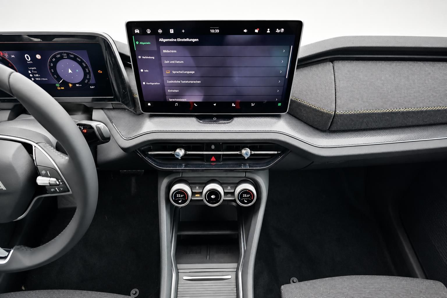 Skoda Cockpit mit großem Touchscreen Infotainmentsystem und Klimabedienung