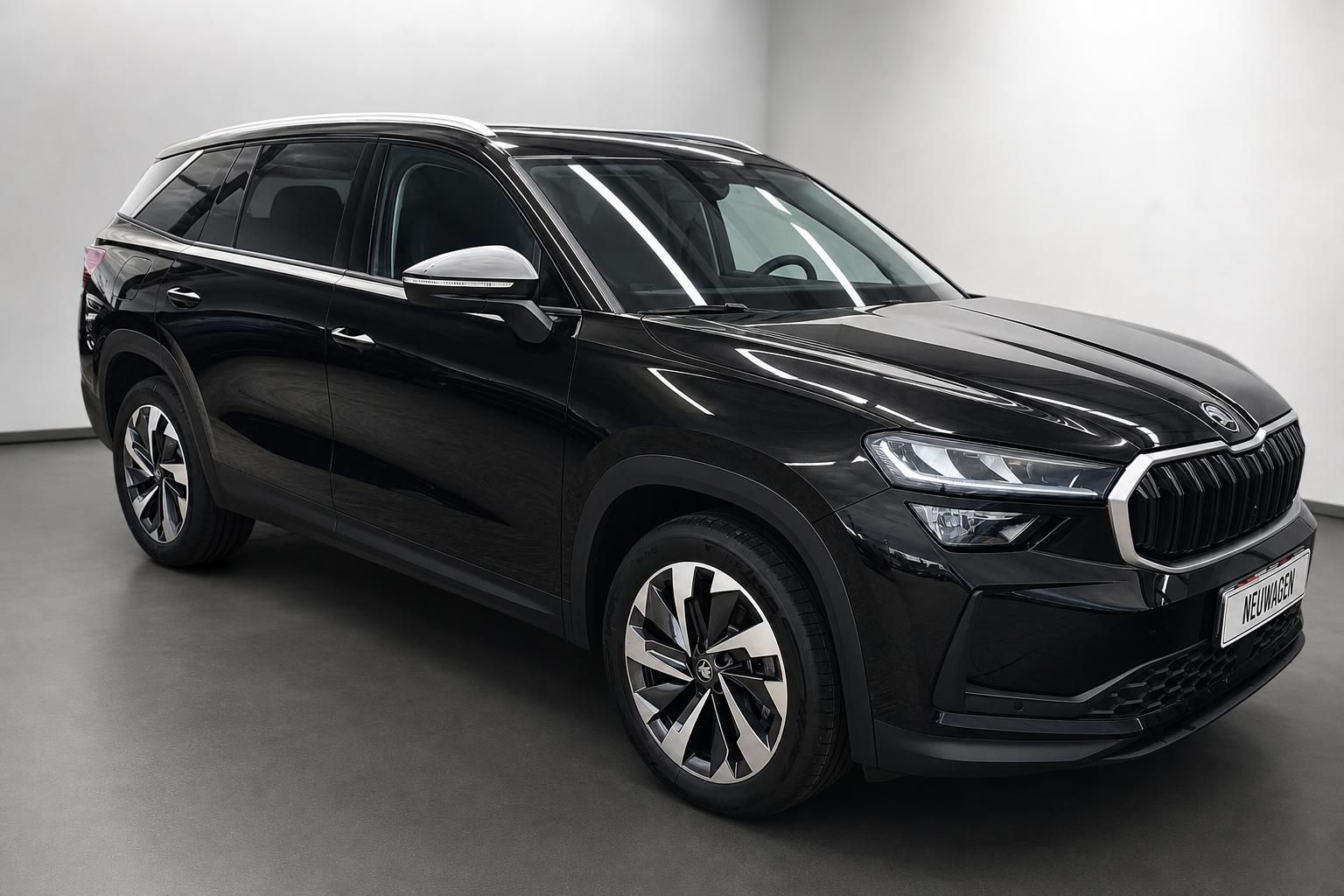 Skoda Kodiaq schwarz SUV Frontansicht schraeg im Studio