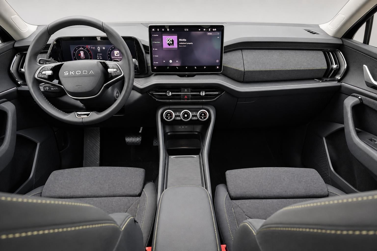 Skoda Cockpit Frontansicht mit Lenkrad, Touchscreen und schwarzen Sitzen