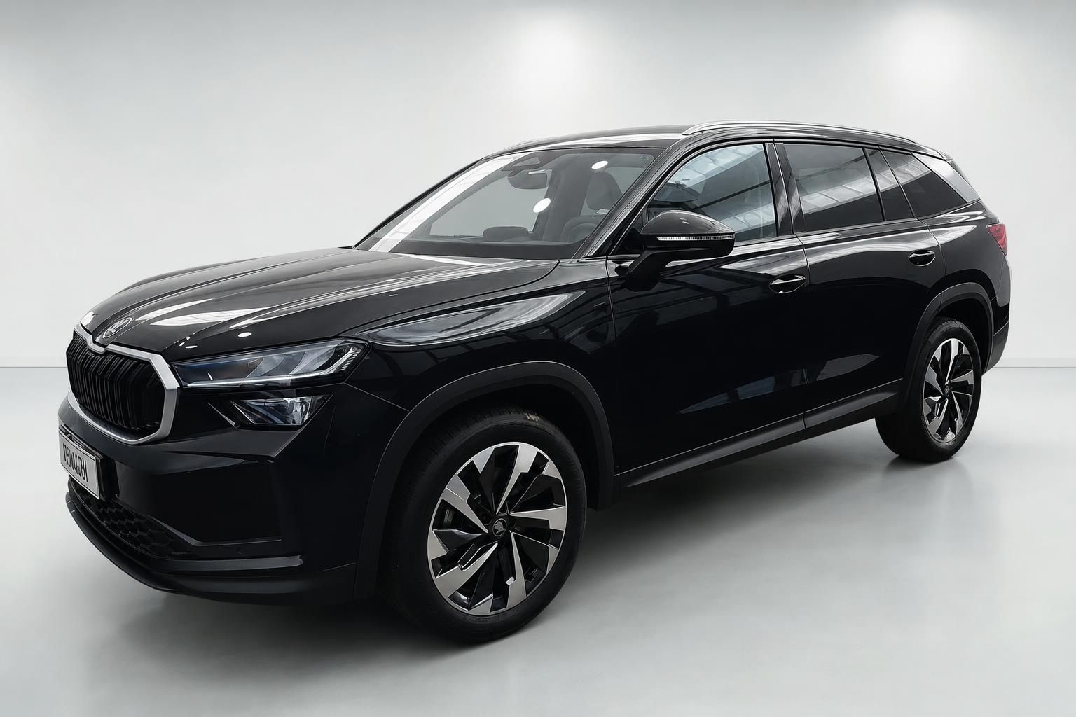 Skoda Kodiaq schwarz SUV Frontansicht schraeg Studioaufnahme