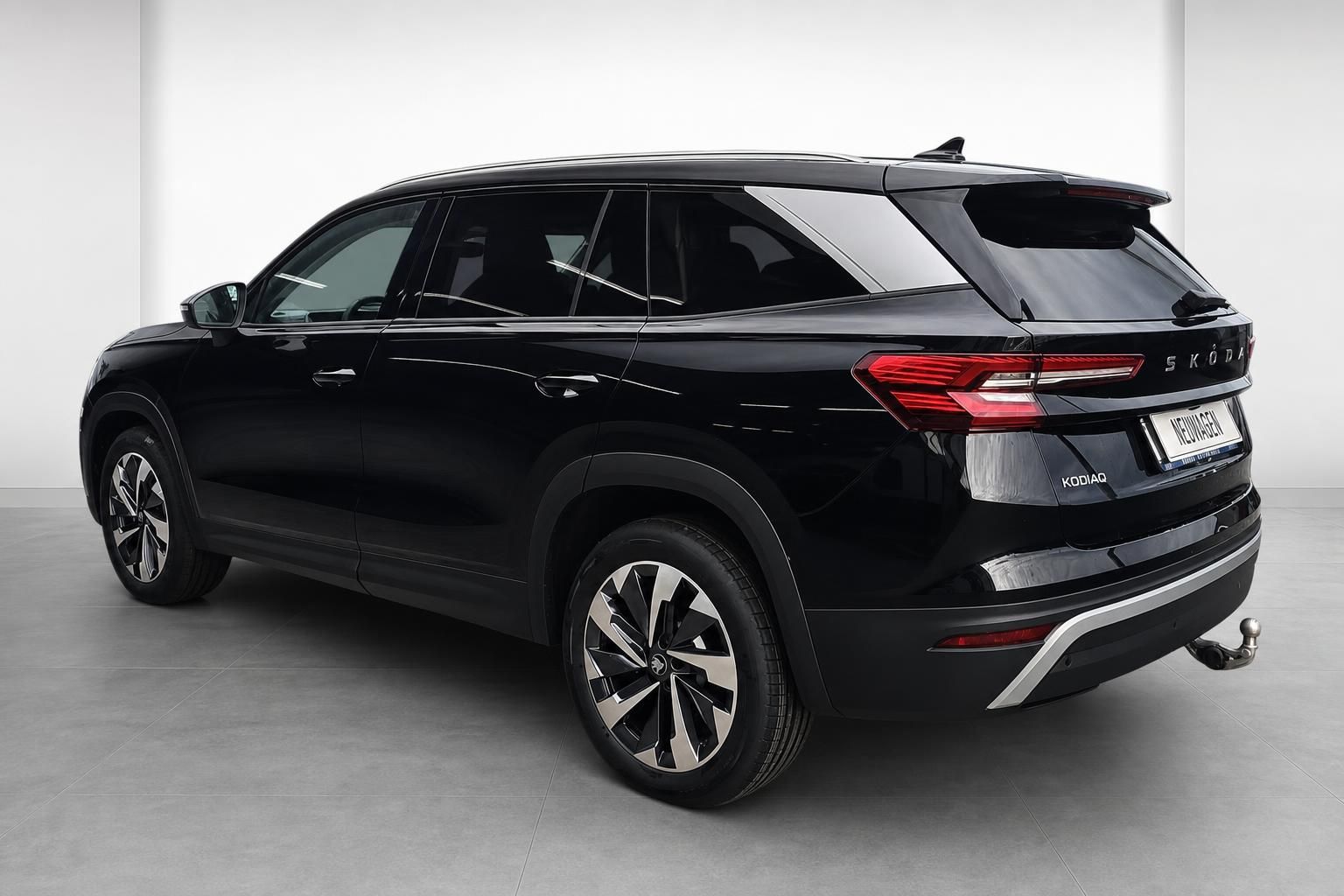 Skoda Kodiaq schwarz SUV Heckansicht schraeg im Studio