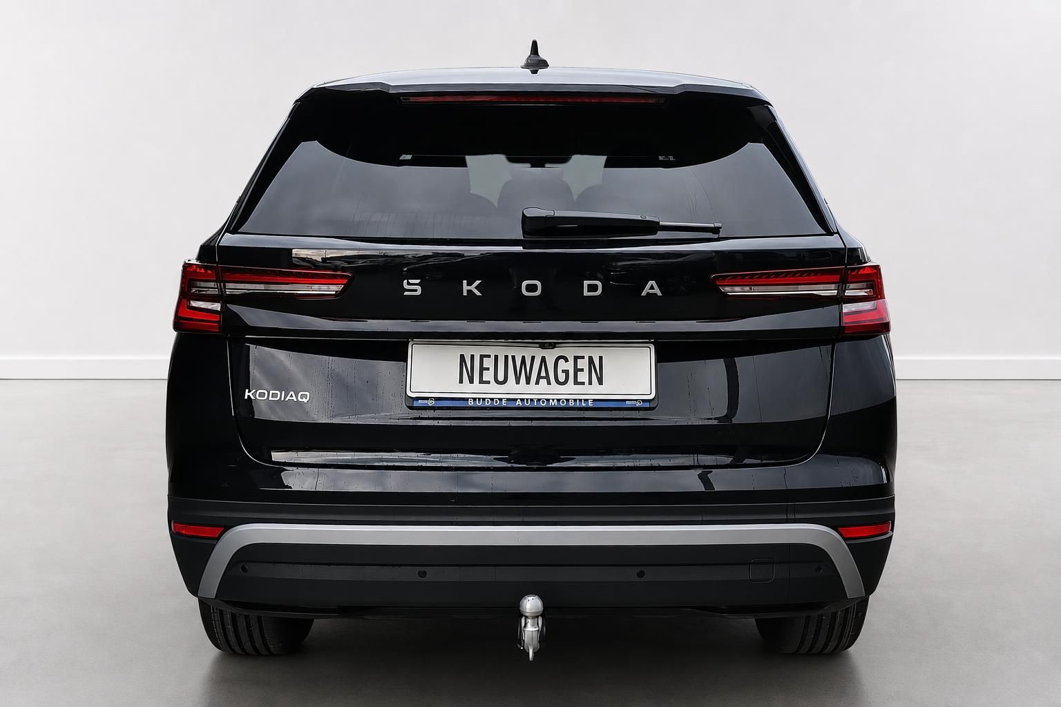 Skoda Kodiaq schwarz Heckansicht mit Anhaengerkupplung