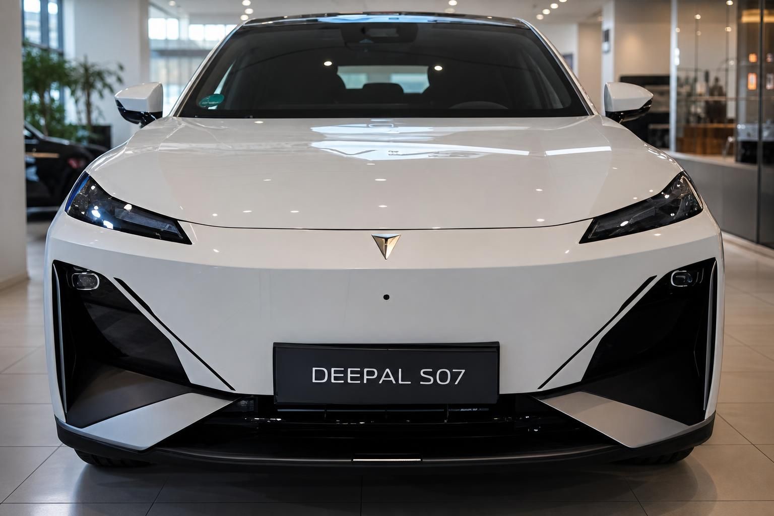 Deepal S07 weiß Frontansicht im Autohaus Showroom