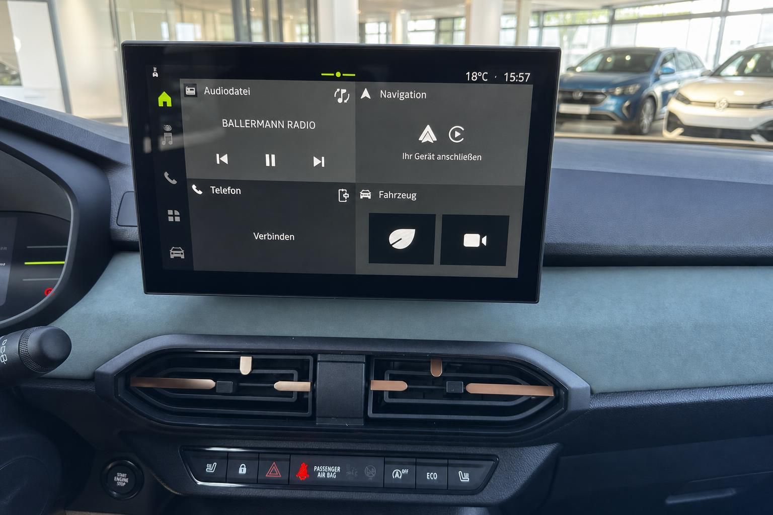 Nahaufnahme des Touchscreen-Infotainment-Systems mit Navigationsmenu