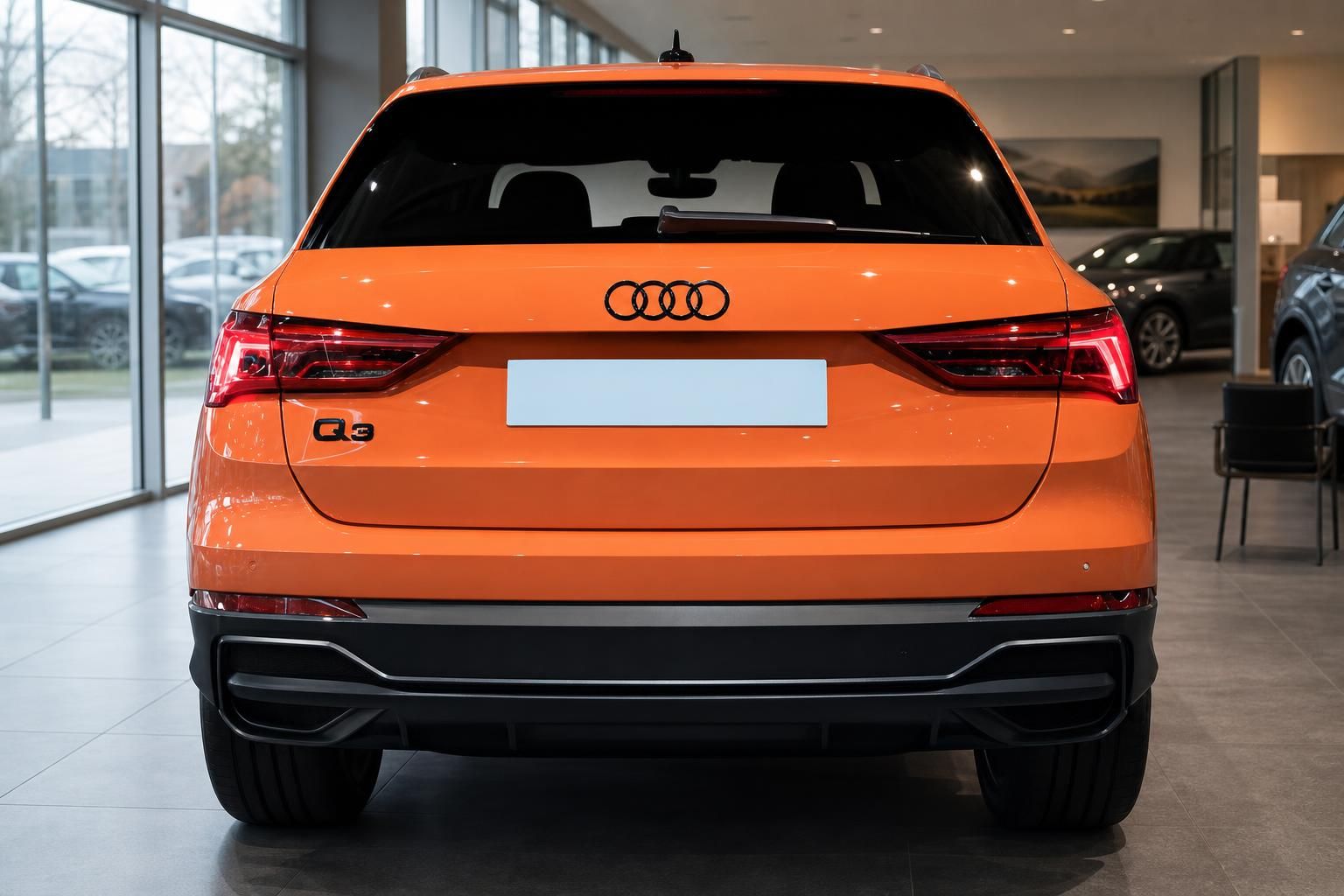 Audi Q3 in Orange, Heckansicht im Autohaus-Showroom