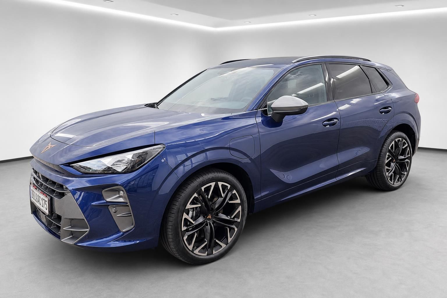 Cupra Formentor blau metallic Frontansicht Studio SUV Coupe