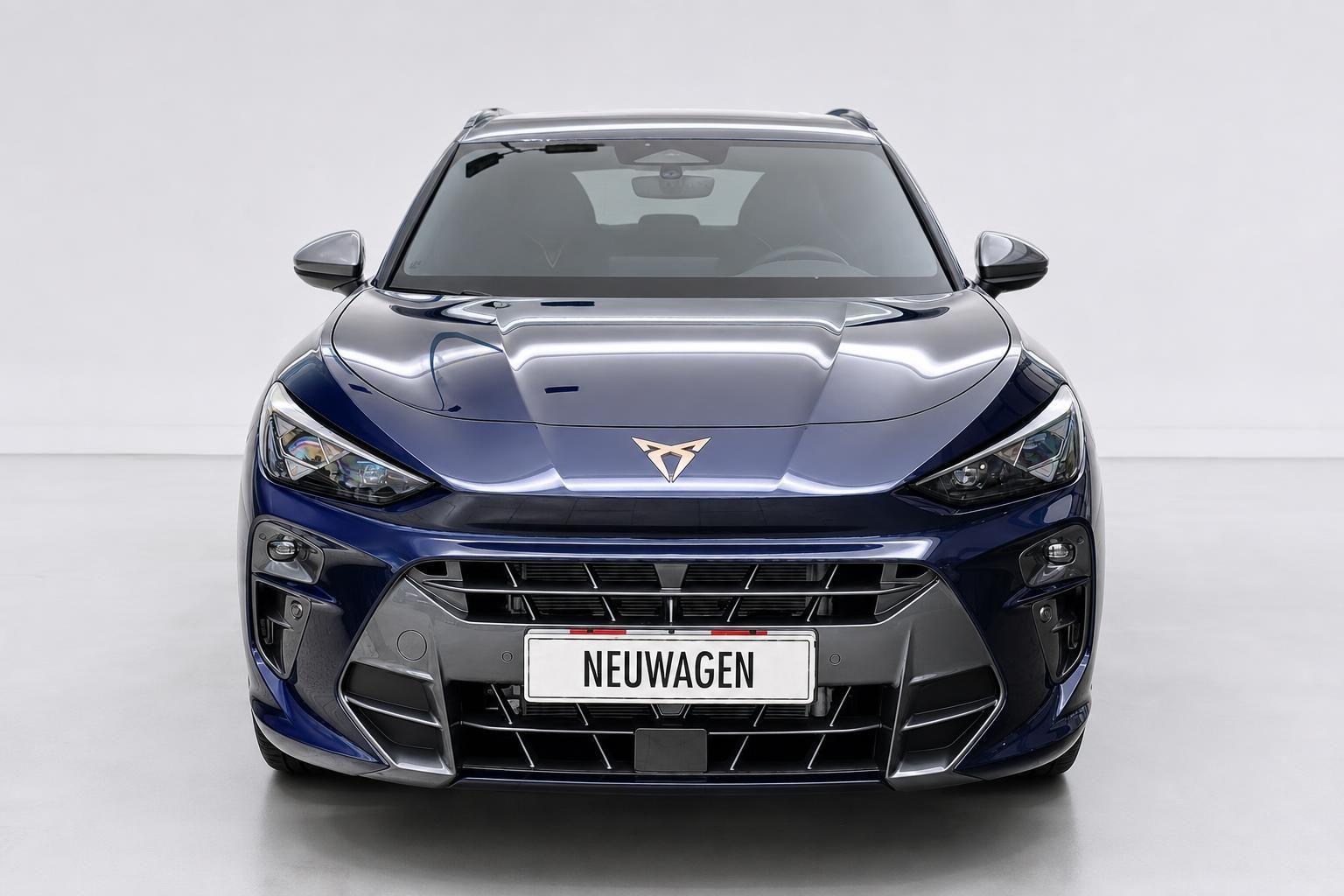 Cupra SUV in Blau, Frontalansicht mit Kuehlergrill und Logo