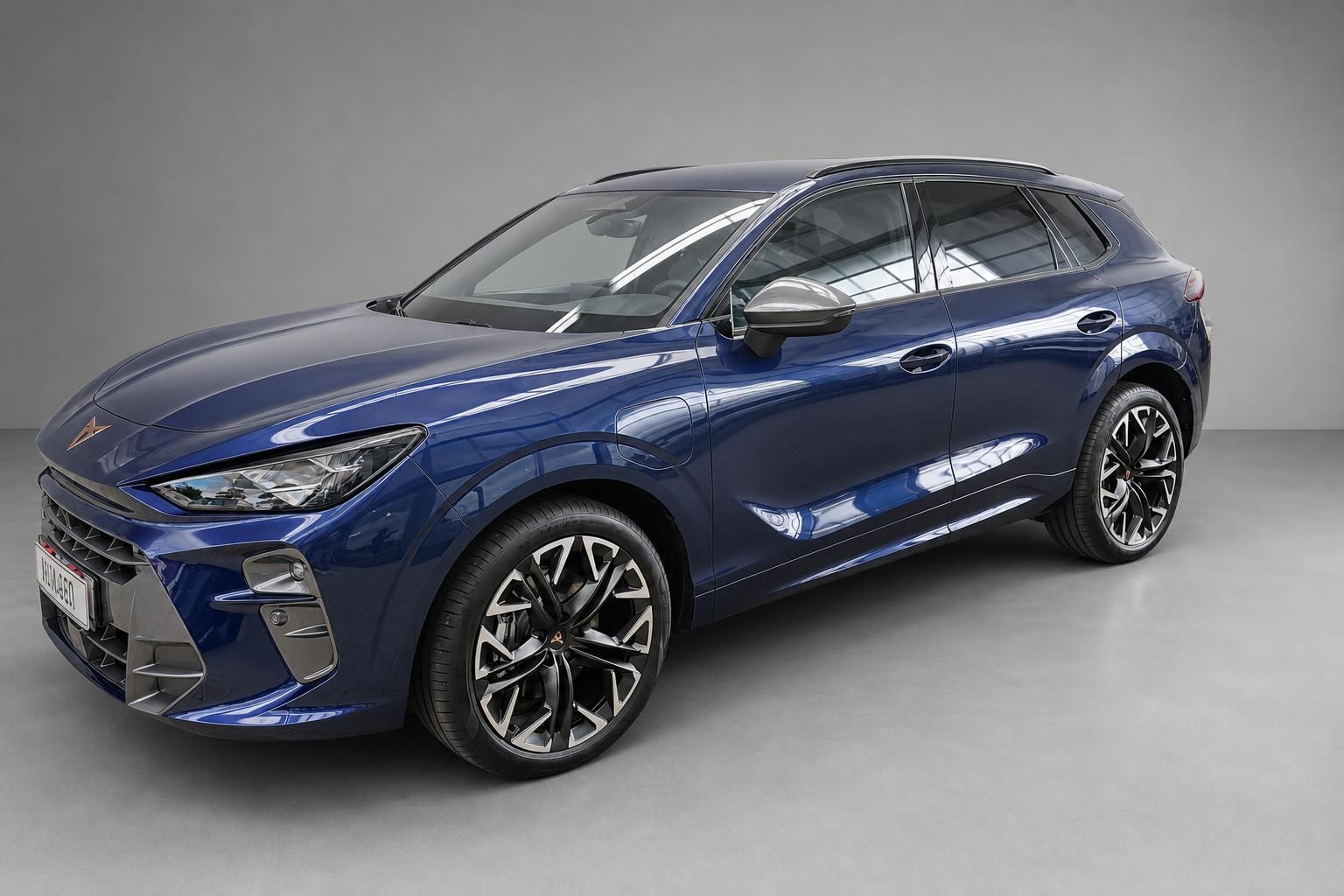 Cupra SUV in Blau metallic, Frontansicht seitlich im Studio