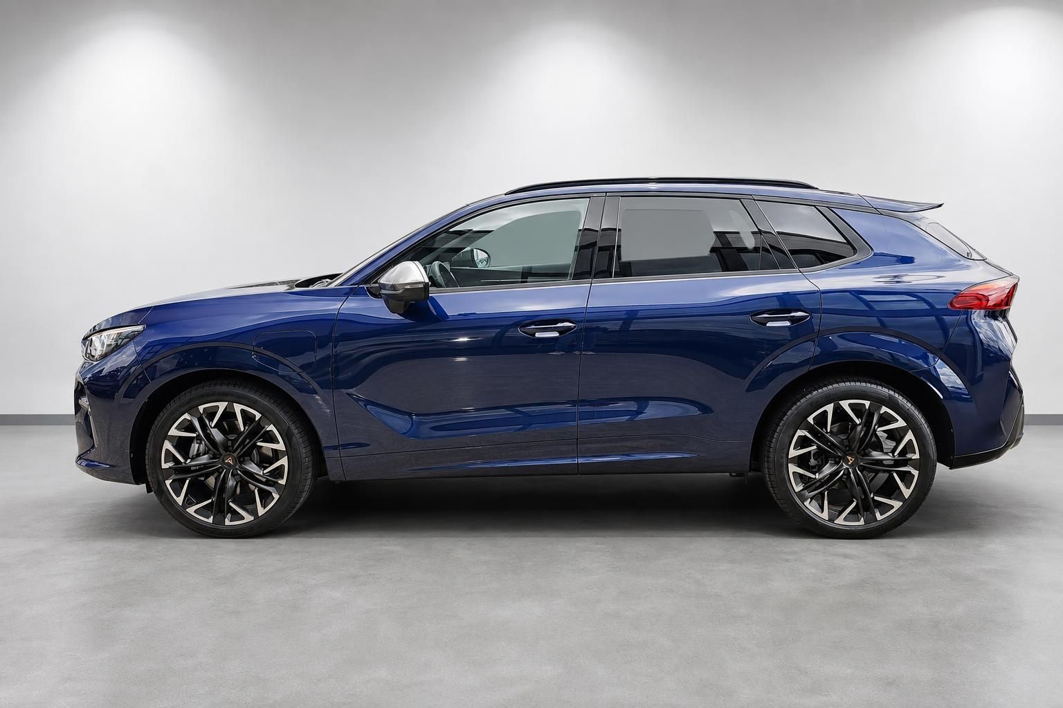 Cupra SUV in Blau, Seitenansicht komplett im Studio