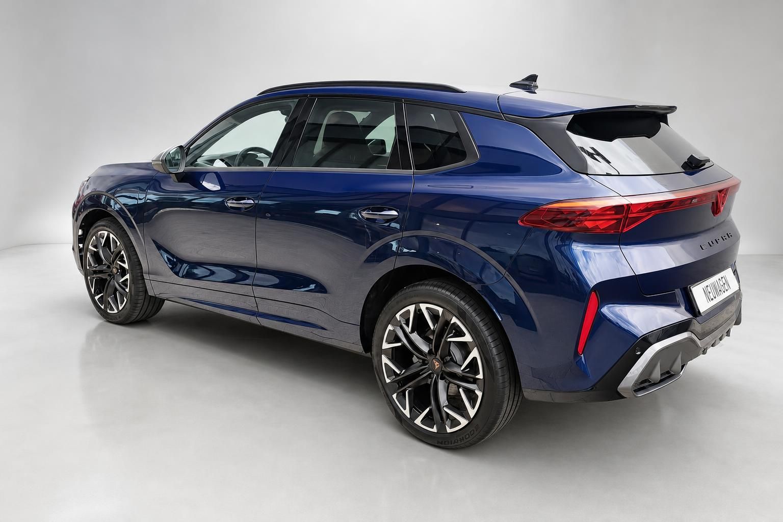 Cupra SUV blau metallic, Heckansicht schraeg im Studio