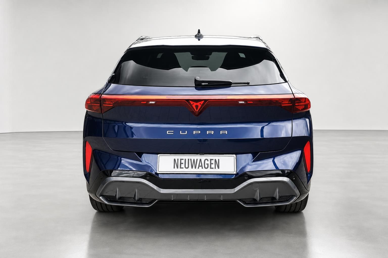 Cupra SUV in Blau, Heckansicht mit Rueckleuchten im Studio