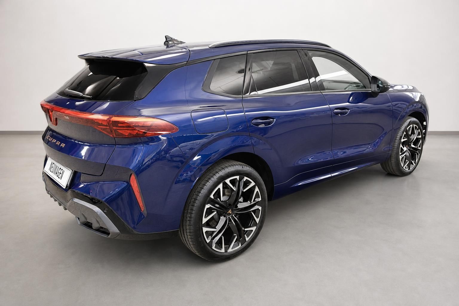Cupra SUV in Blau, Heck-Seitenansicht schraeg von hinten