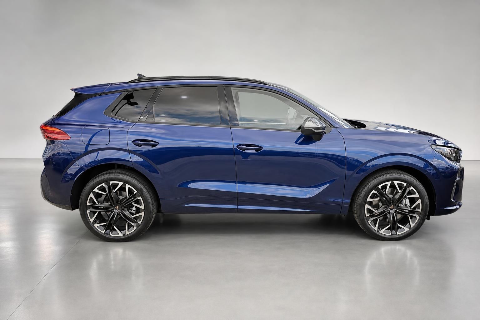 Cupra SUV in Blau, Seitenansicht mit sportlichen Felgen
