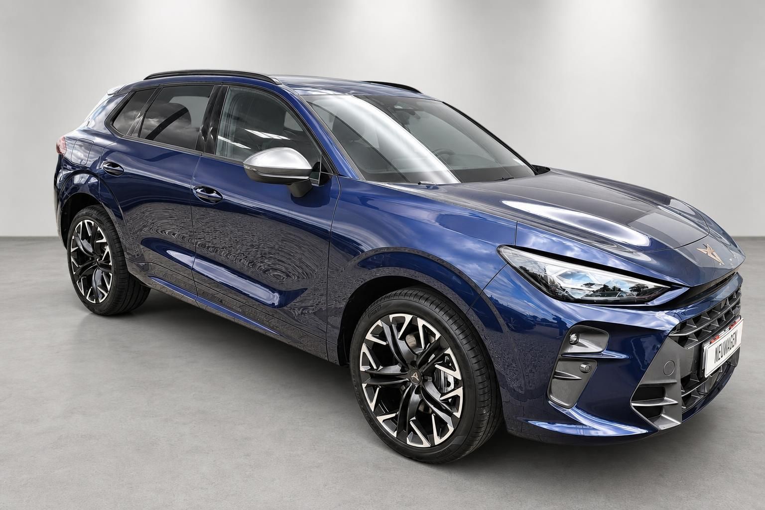 Cupra SUV in Blau, Frontansicht schraeg von der Seite