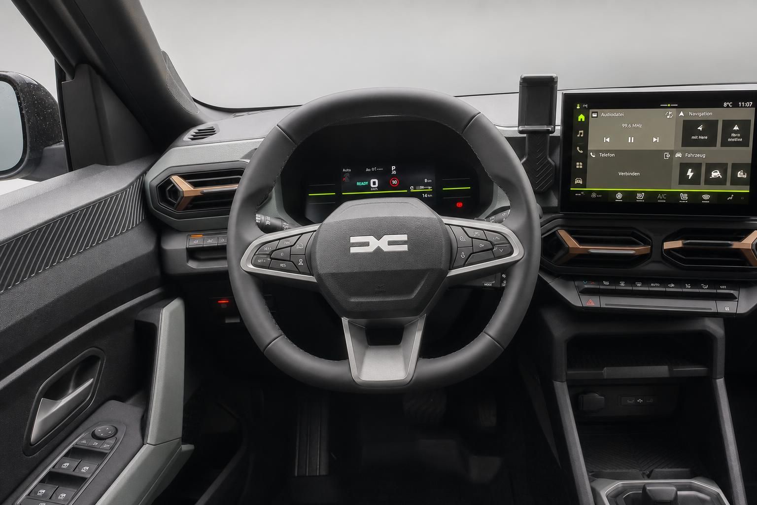 Fahrerplatz mit Lenkrad, digitalem Cockpit und zentralem Touchscreen-Display