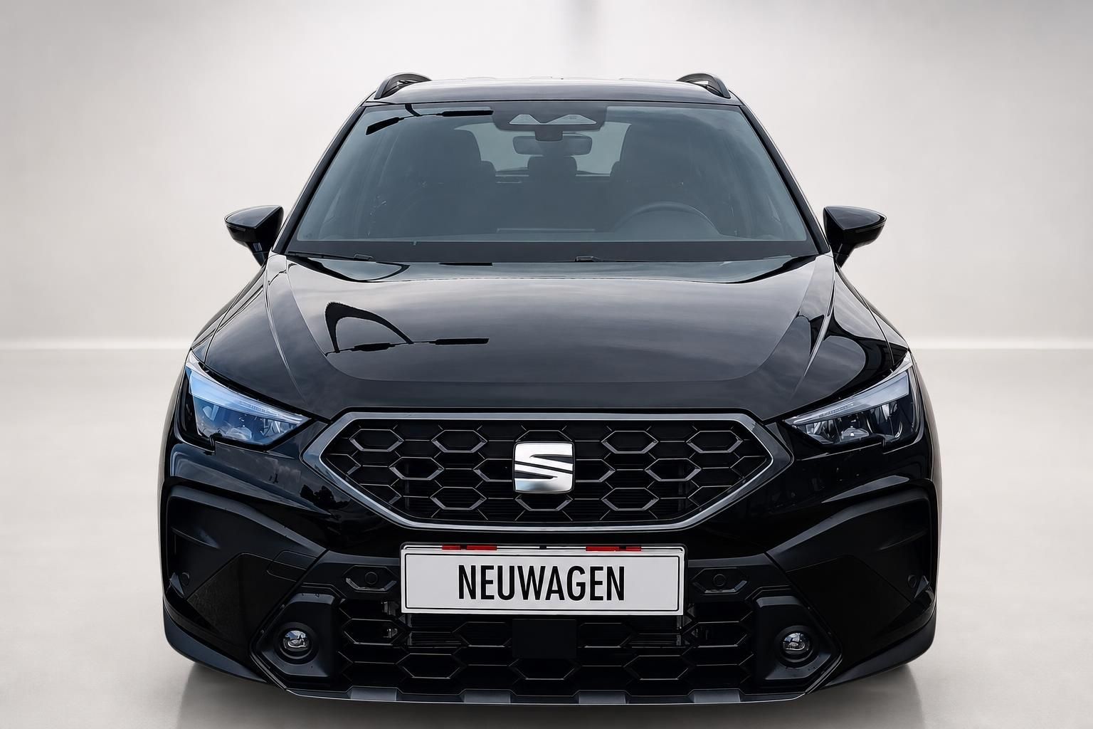 Seat Arona schwarz Frontansicht Neuwagen Studioaufnahme