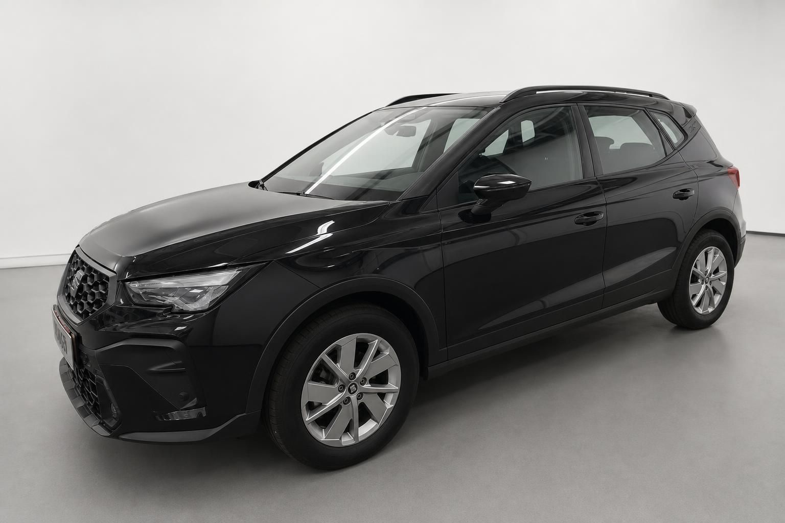 Seat Arona schwarz SUV Frontansicht seitlich im Studio