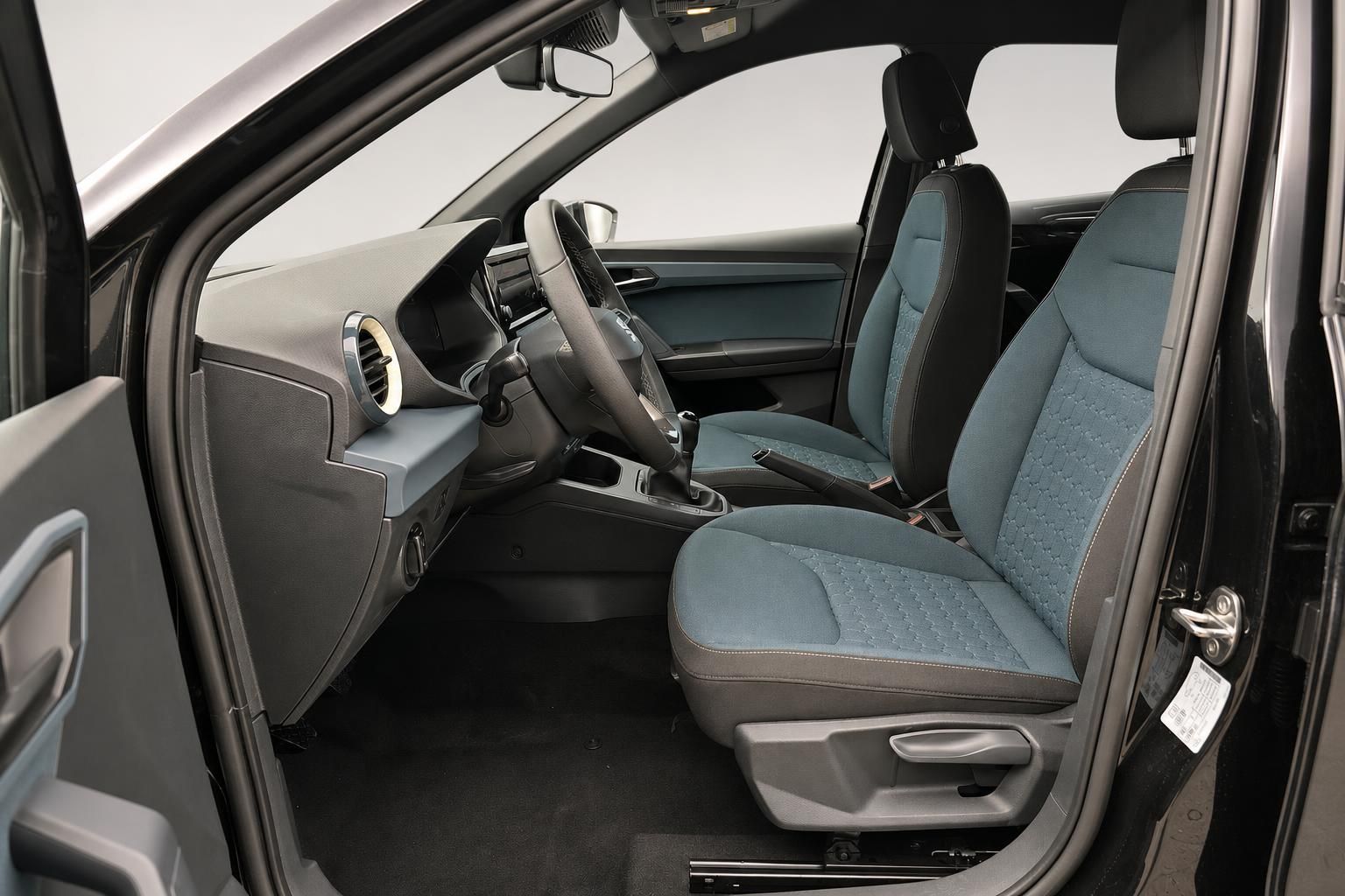 Seat Arona Innenraum mit blauen Sportsitzen und Cockpit