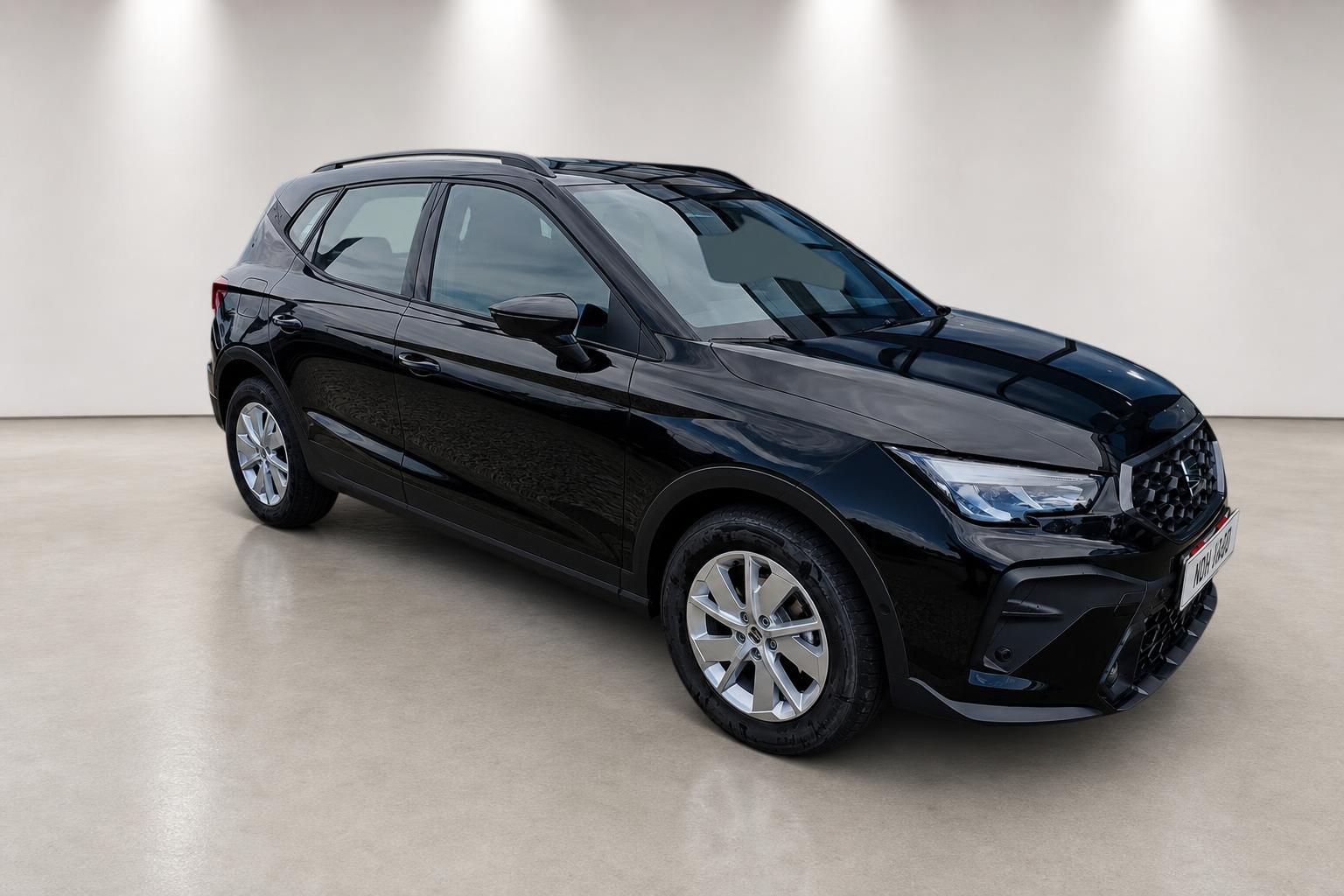 Seat Arona schwarz, Frontansicht schraeg im Studio