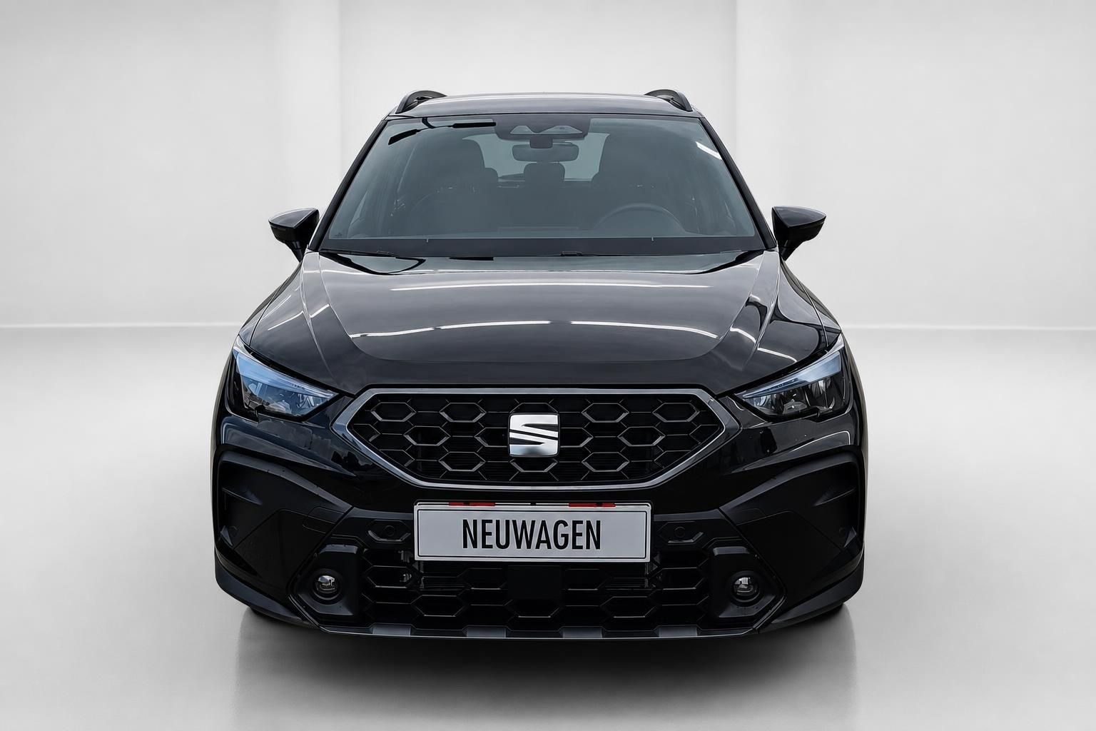 Seat Arona schwarz, Frontansicht mit Neuwagen-Kennzeichen