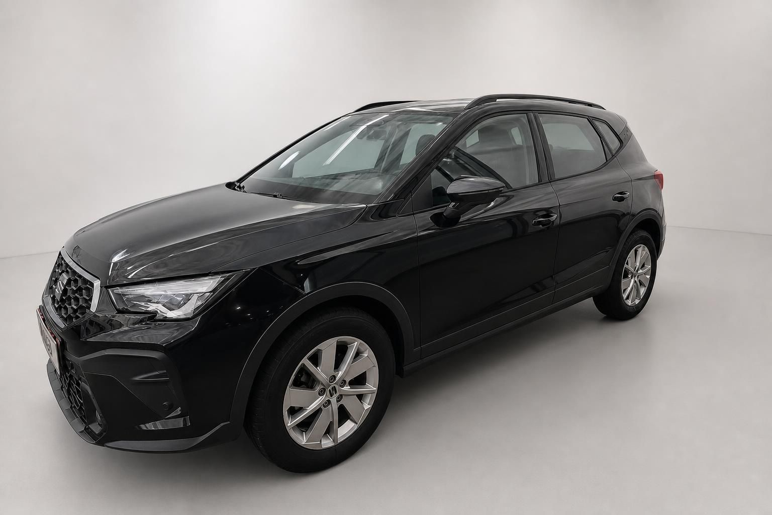 Seat Arona schwarz, Seitenansicht vorne im Studio