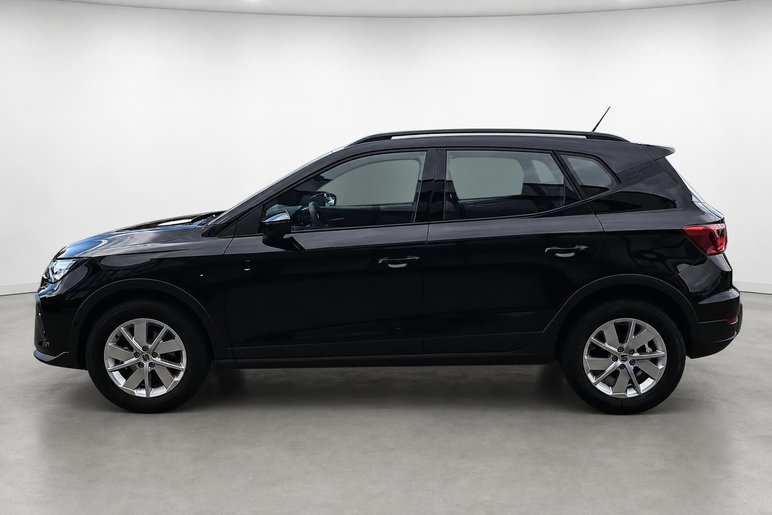 Seat Arona schwarz, Seitenansicht komplett im Studio
