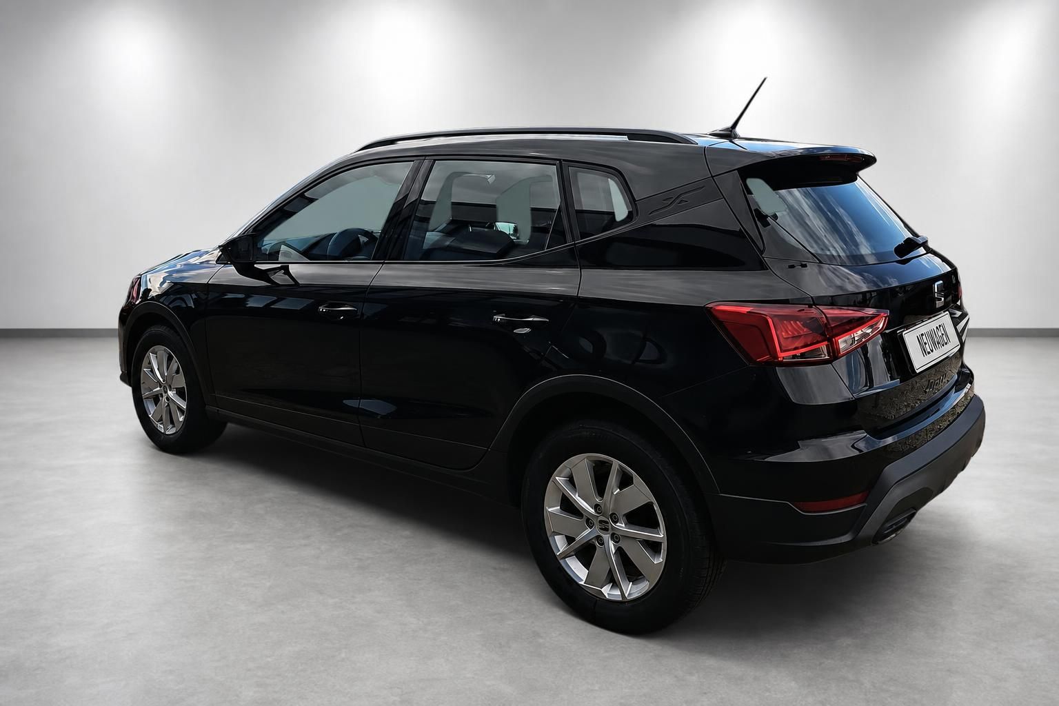 Seat Arona schwarz, Heckansicht schraeg im Studio