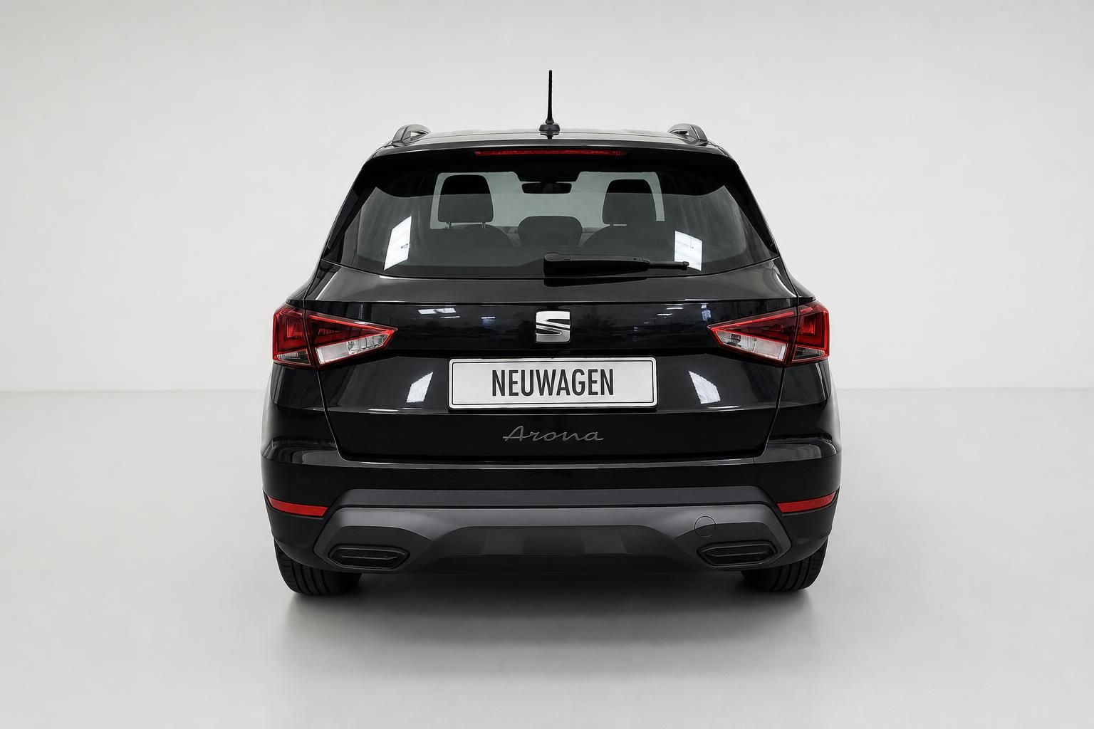 Seat Arona schwarz Heckansicht Neuwagen im Studio
