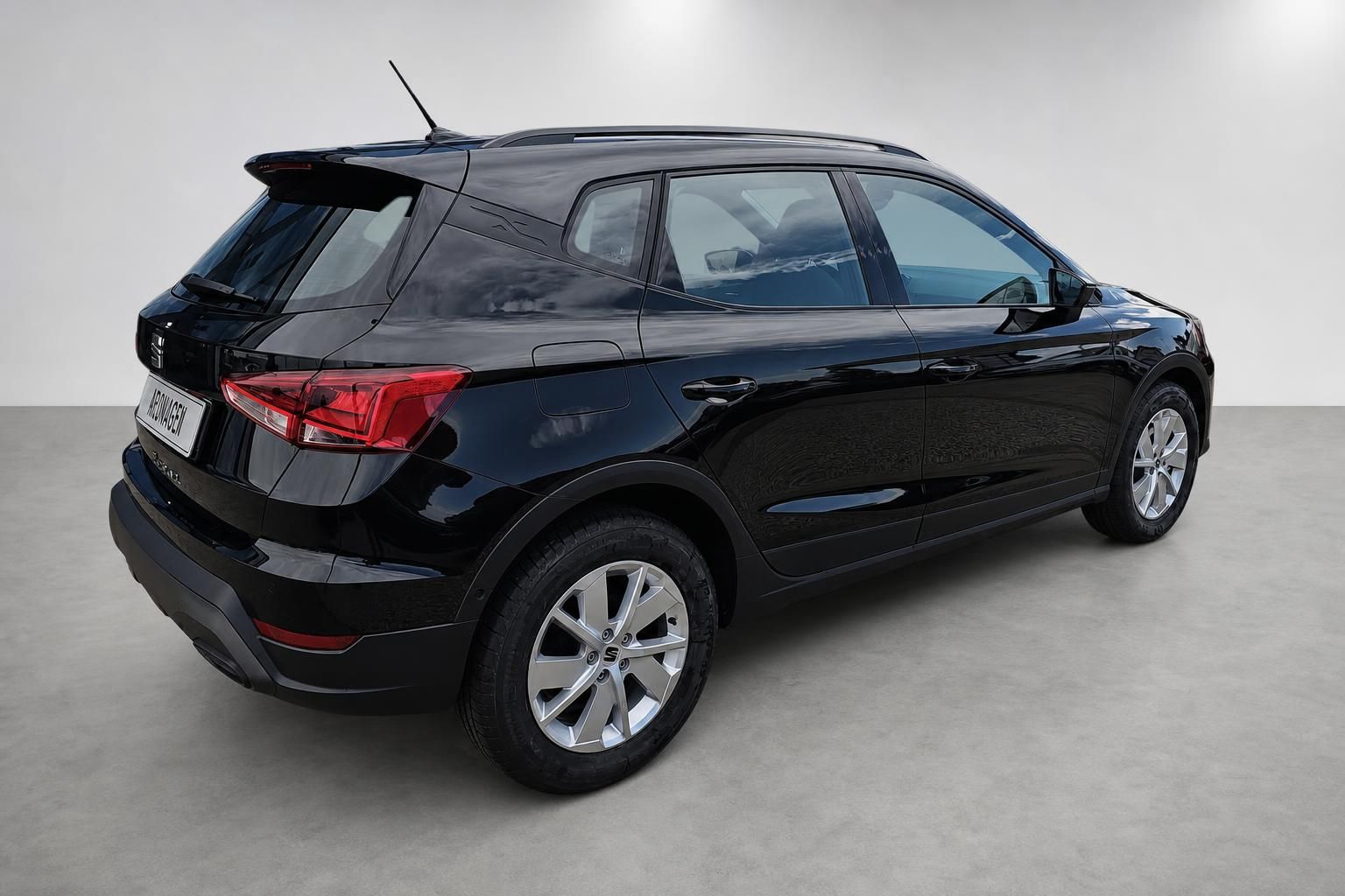 Seat Arona schwarz Heck seitlich SUV Neuwagen