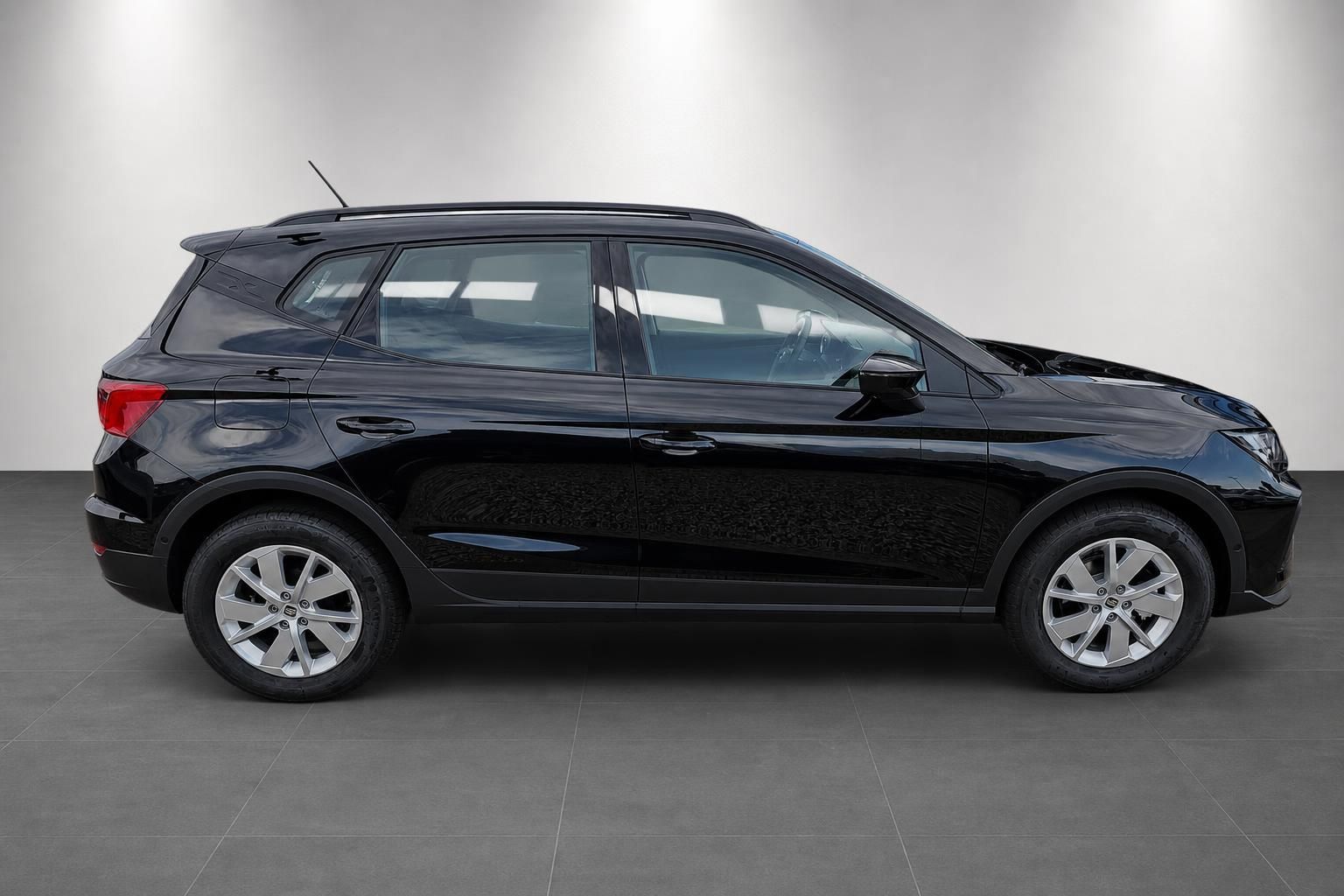 Seat Arona schwarz Seitenansicht SUV im Autohaus