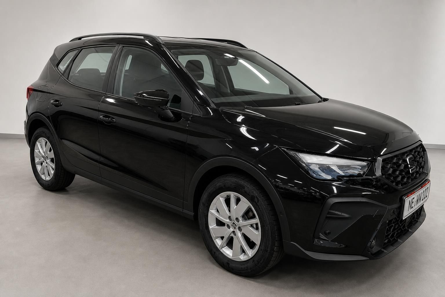 Seat Arona schwarz Frontansicht seitlich SUV Neuwagen