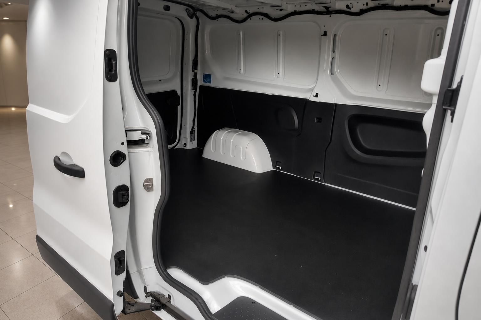 Leerer Laderaum eines weissen Renault Transporters mit Radkasten