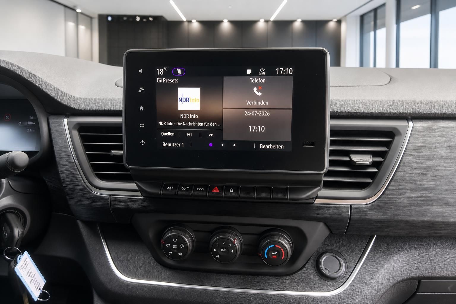 Cockpit Ansicht mit Touchscreen Infotainment und Klimabedienung im Fahrzeug