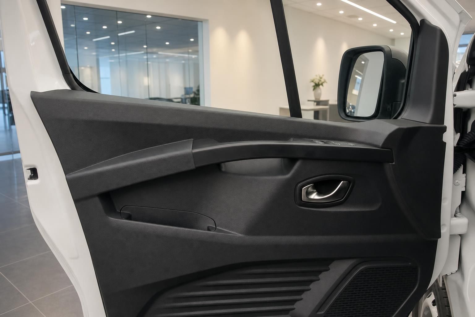 Fahrertuer Innenverkleidung eines weissen Renault Nutzfahrzeugs
