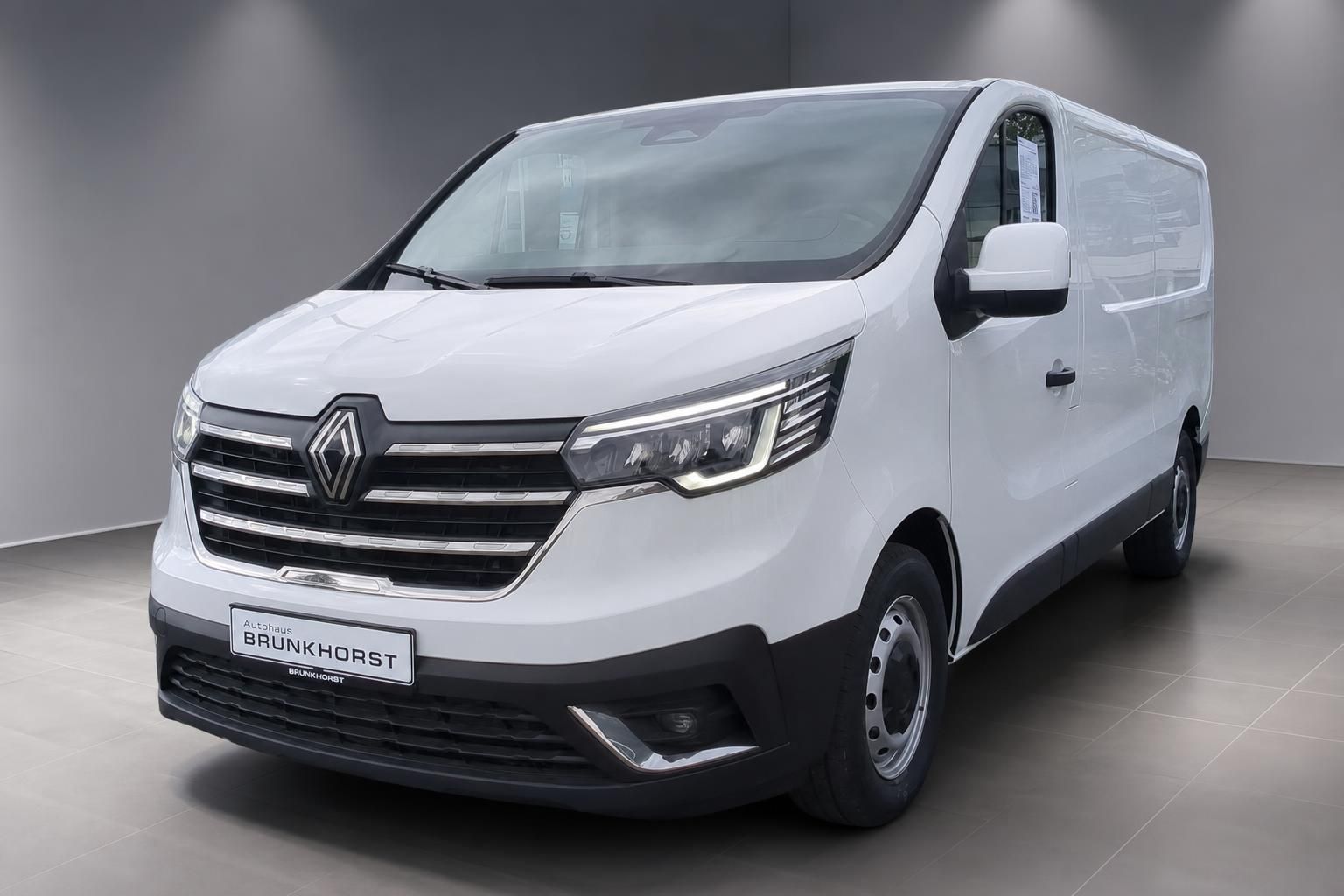 Renault Trafic weiß Frontansicht seitlich im Autohaus Brunkhorst