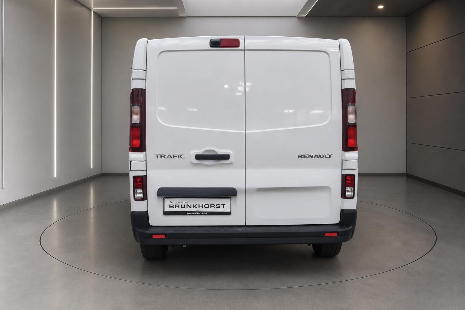 Renault Trafic weiß Heckansicht mit Hecktüren im Autohaus Brunkhorst