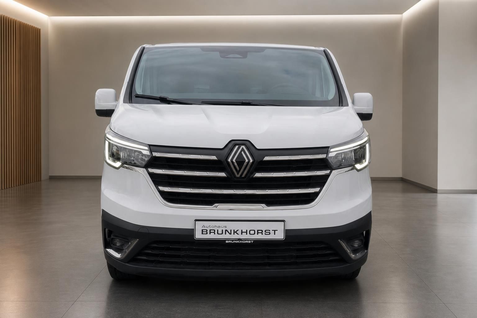 Renault Trafic weiß Frontansicht mit Kühlergrill im Autohaus Brunkhorst