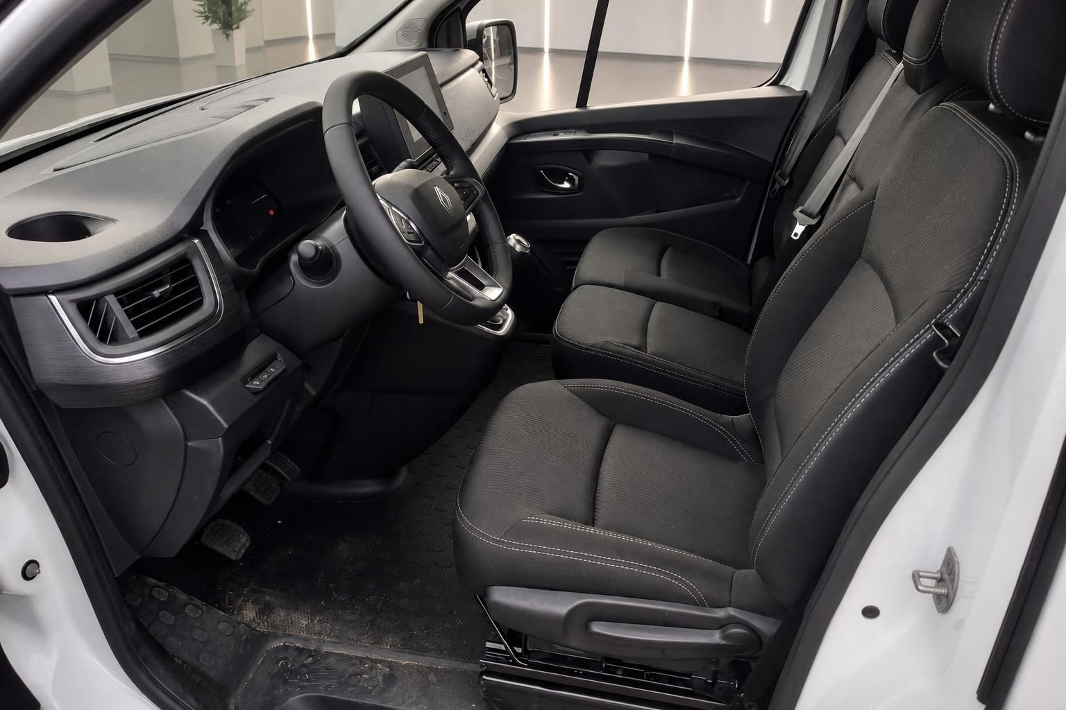 Renault Trafic Innenraum Vordersitze und Armaturenbrett Detailansicht