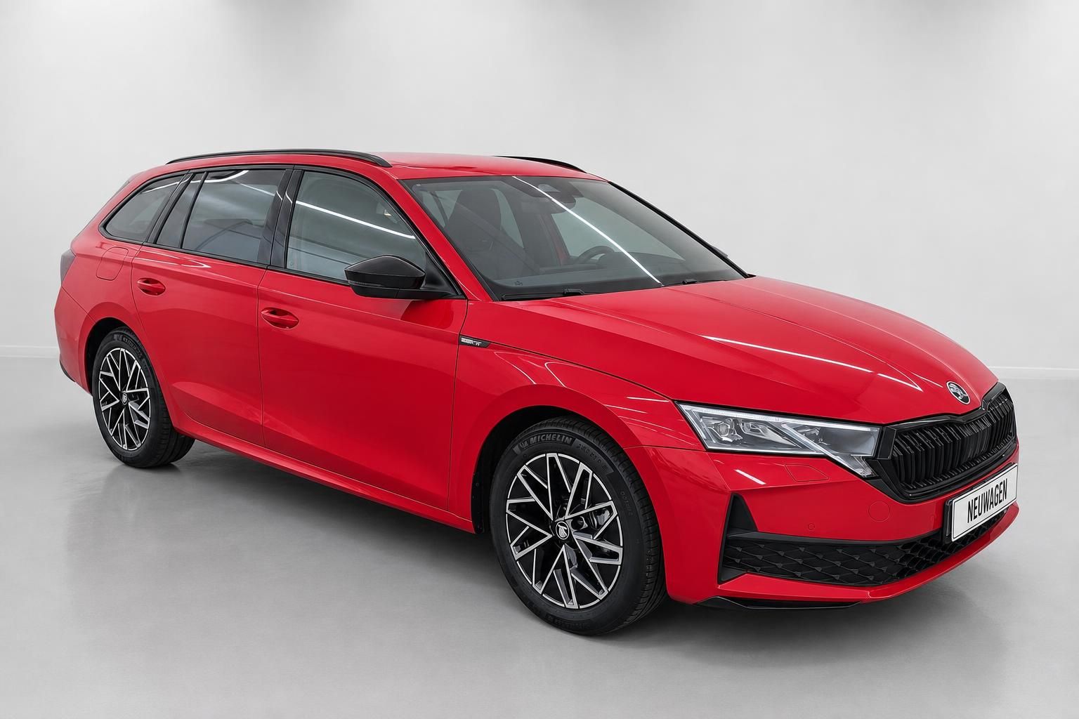 Roter Skoda Octavia Combi Kombi Frontansicht seitlich im Studio